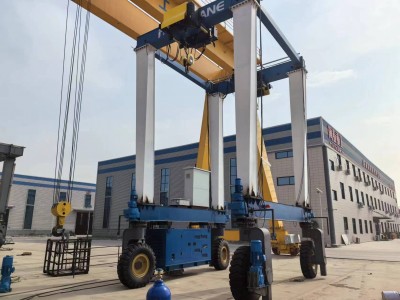 Electric hoist rubber tyred crane successfully debugged